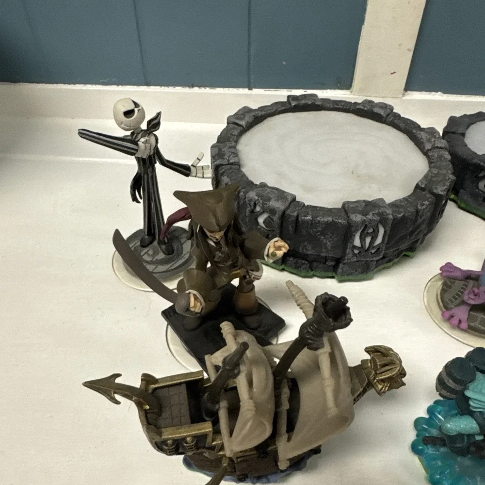 Activision SKYLANDERS + Disney Infinity huge 17 Pc‎ Figures lot + 2 portals